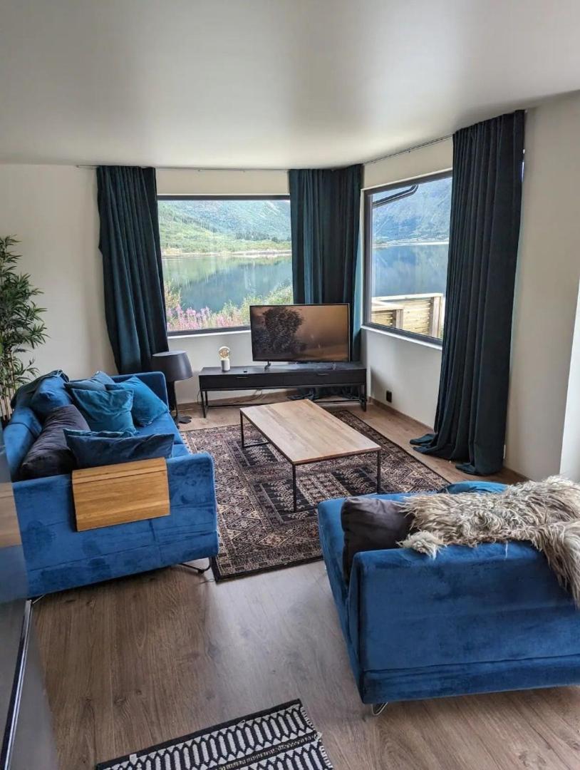 Nydelig Hytte Med Fantastisk Beliggenhet Ved Sjoen Villa Laupstad Ngoại thất bức ảnh