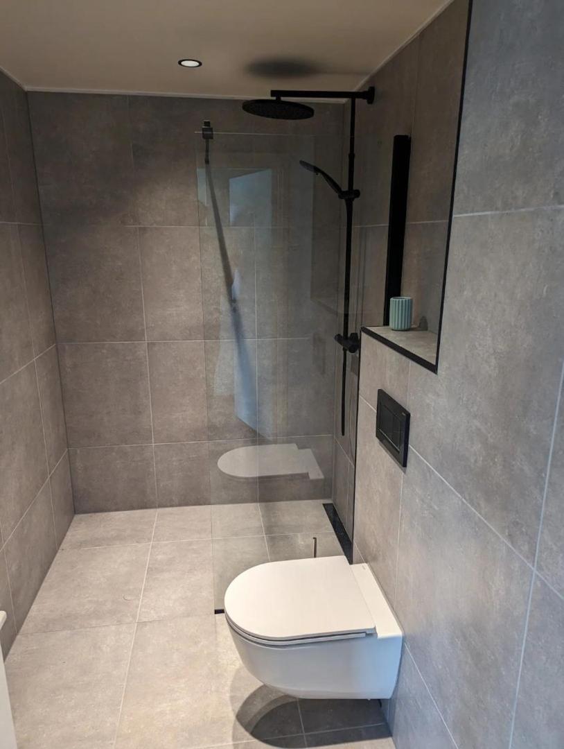 Nydelig Hytte Med Fantastisk Beliggenhet Ved Sjoen Villa Laupstad Ngoại thất bức ảnh