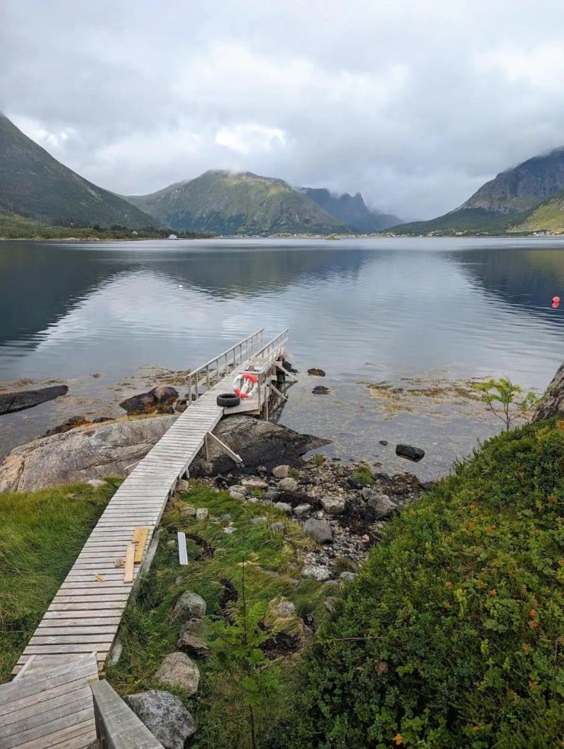 Nydelig Hytte Med Fantastisk Beliggenhet Ved Sjoen Villa Laupstad Ngoại thất bức ảnh