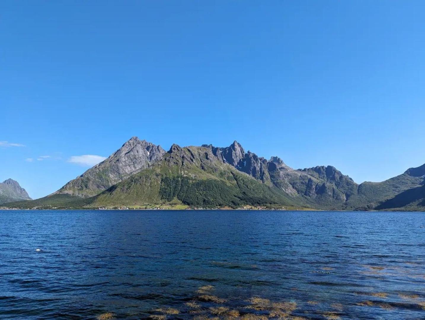 Nydelig Hytte Med Fantastisk Beliggenhet Ved Sjoen Villa Laupstad Ngoại thất bức ảnh