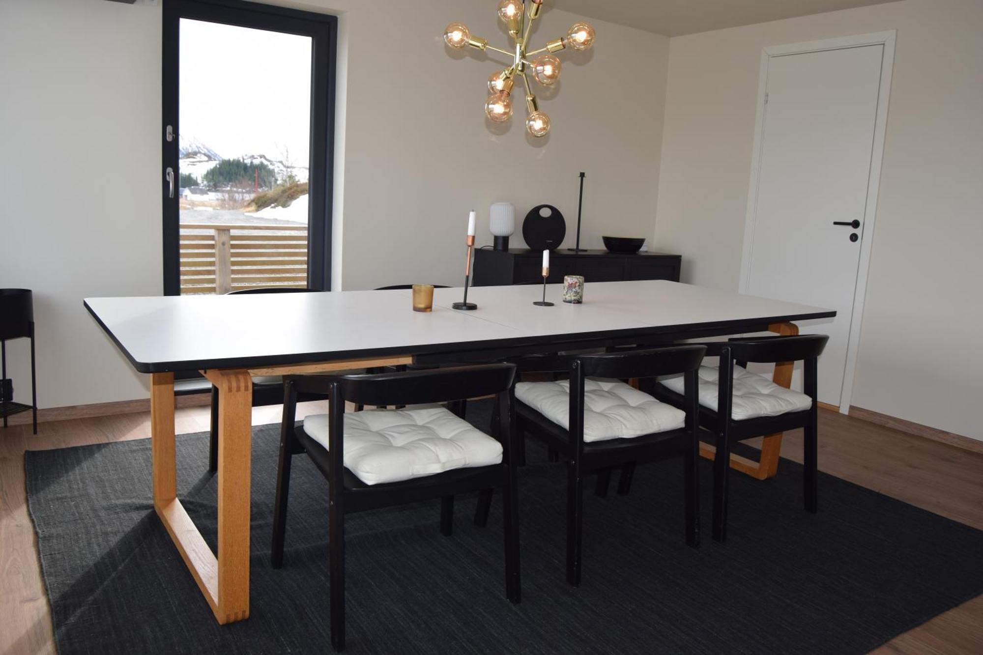 Nydelig Hytte Med Fantastisk Beliggenhet Ved Sjoen Villa Laupstad Ngoại thất bức ảnh